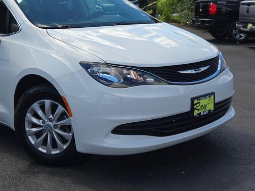 Bright White Clearcoat 2017 Chrysler Pacifica Touring