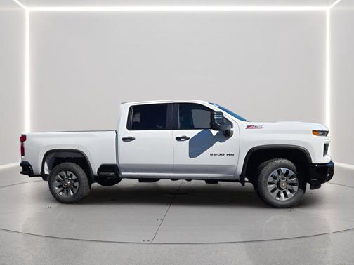 Summit White 2026 Chevrolet Silverado 2500 Custom