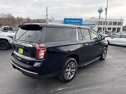 Midnight Blue Metallic 2022 Chevrolet Suburban LT
