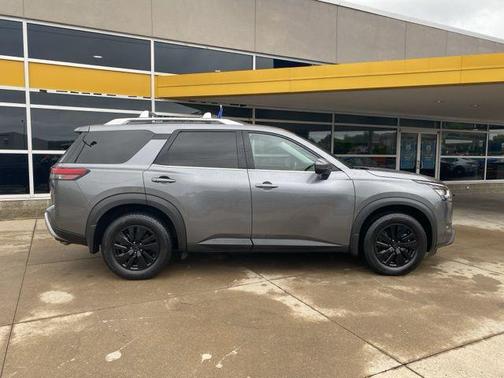 2023 Nissan Pathfinder SL 4WD