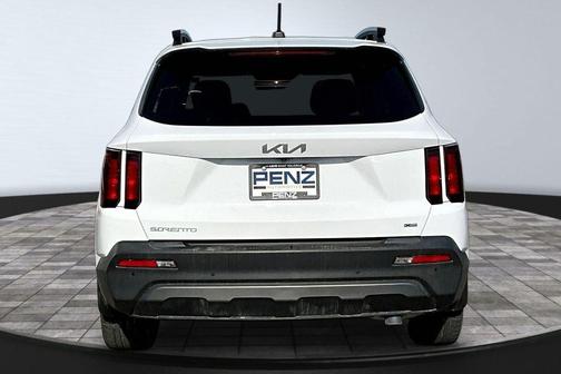 White 2023 Kia Sorento LX
