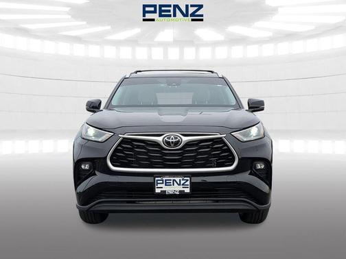 Black 2023 Toyota Highlander XLE