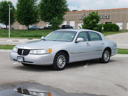 2002 Lincoln Town Car Signature