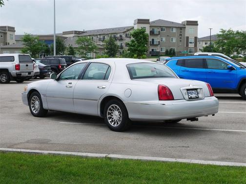 2002 Lincoln Town Car Signature