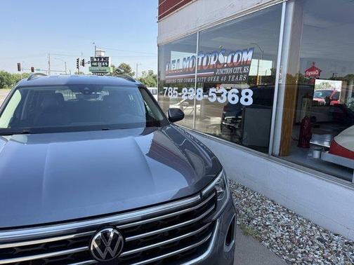 Platinum Gray Metallic 2024 Volkswagen Atlas 2.0T SE