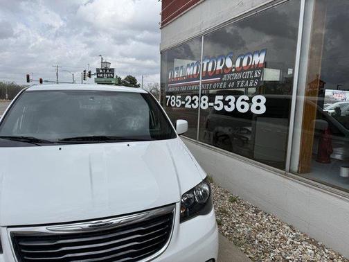 2016 Chrysler Town & Country S