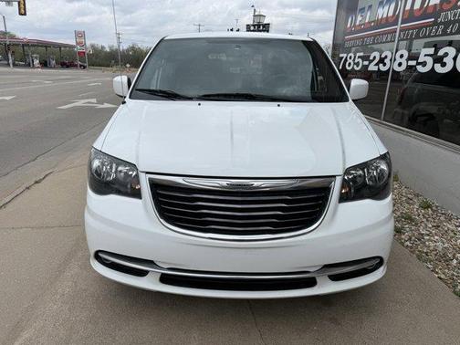 2016 Chrysler Town & Country S