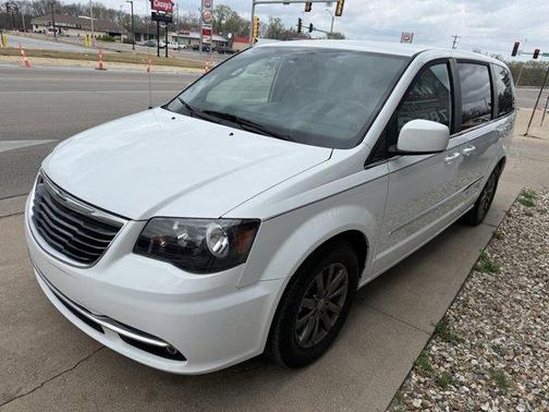 2016 Chrysler Town & Country S