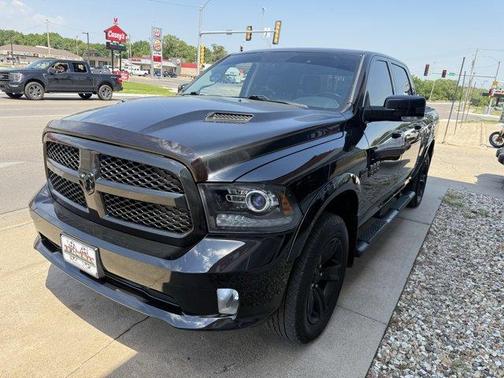 Brilliant Black Crystal Pearlcoat 2017 RAM 1500 Sport