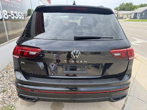 Deep Black Pearl Effect 2023 Volkswagen Tiguan 2.0T SE R-Line Black