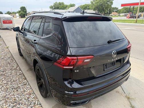Deep Black Pearl Effect 2023 Volkswagen Tiguan 2.0T SE R-Line Black