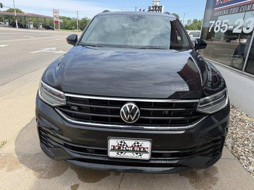 Deep Black Pearl Effect 2023 Volkswagen Tiguan 2.0T SE R-Line Black