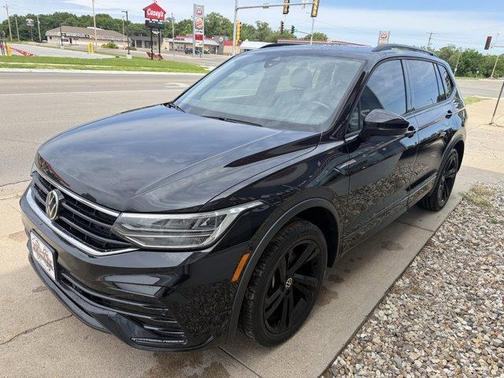 Deep Black Pearl Effect 2023 Volkswagen Tiguan 2.0T SE R-Line Black
