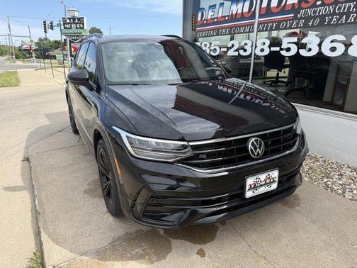 Deep Black Pearl Effect 2023 Volkswagen Tiguan 2.0T SE R-Line Black