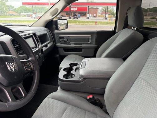 Brilliant Black Crystal Pearlcoat 2019 RAM 1500 Classic Express