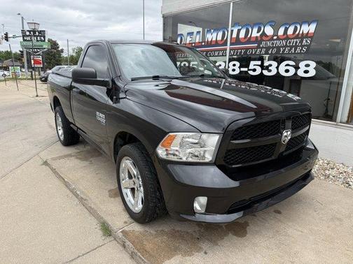 Brilliant Black Crystal Pearlcoat 2019 RAM 1500 Classic Express