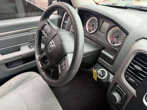 Brilliant Black Crystal Pearlcoat 2019 RAM 1500 Classic Express