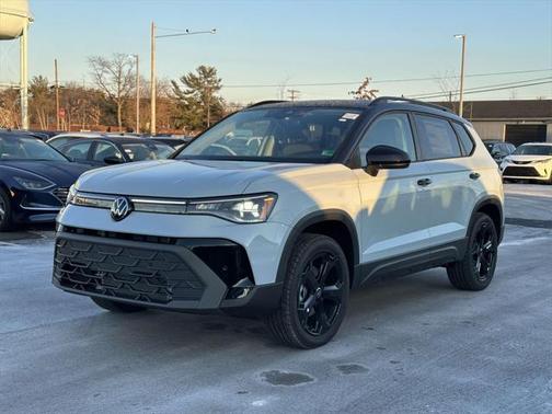 2025 Volkswagen Taos 1.5T SE Black
