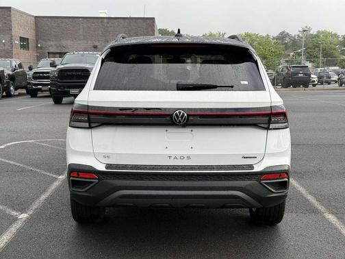 2025 Volkswagen Taos 1.5T SE Black