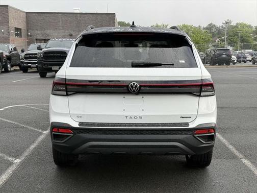 2025 Volkswagen Taos 1.5T SE Black