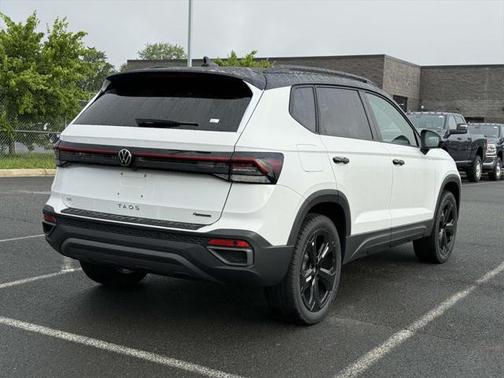 2025 Volkswagen Taos 1.5T SE Black