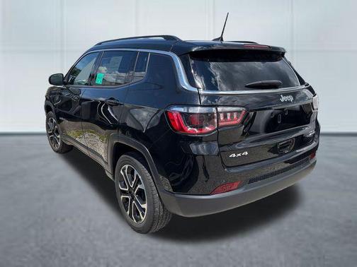 Diamond Black Crystal Pearlcoat 2022 Jeep Compass Limited