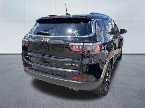 Diamond Black Crystal Pearlcoat 2022 Jeep Compass Limited