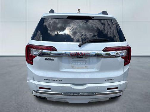 White Frost Tricoat 2022 GMC Acadia Denali