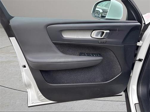 2025 Volvo XC40 B5 Plus Bright Theme