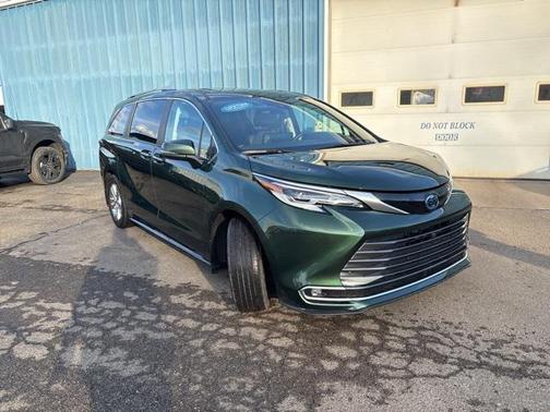 2023 Toyota Sienna Platinum 7 Passenger