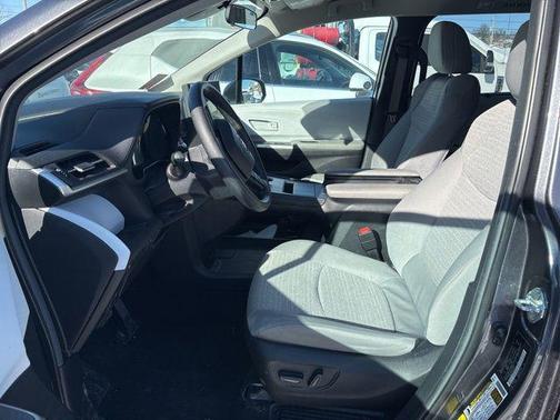 2025 Toyota Sienna LE