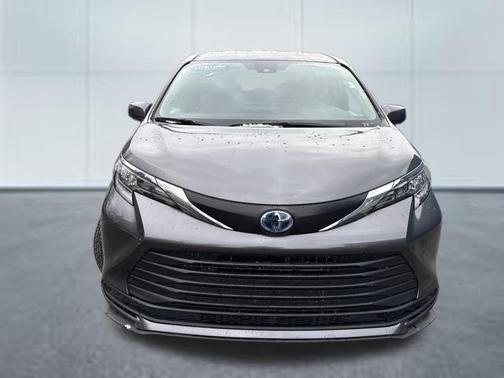 2025 Toyota Sienna LE