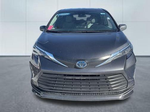 2025 Toyota Sienna LE