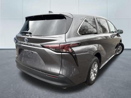 2025 Toyota Sienna LE