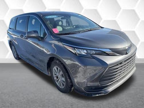 2025 Toyota Sienna LE