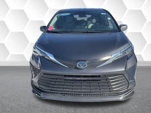 2025 Toyota Sienna LE