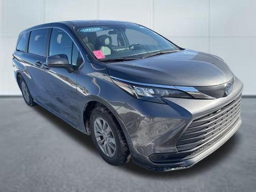 2025 Toyota Sienna LE