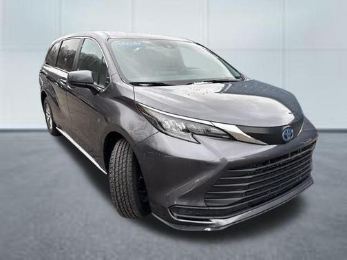 2025 Toyota Sienna LE