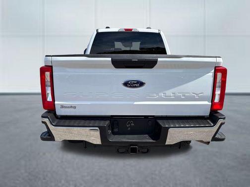 Oxford White 2024 Ford F-250 XLT