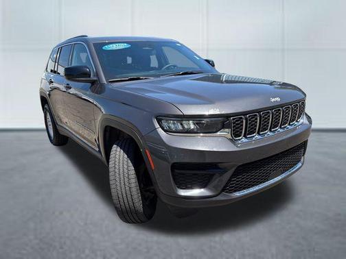 Baltic Gray Metallic Clearcoat 2024 Jeep Grand Cherokee Laredo