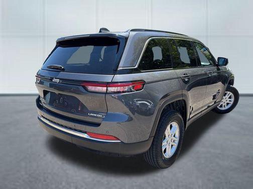 Baltic Gray Metallic Clearcoat 2024 Jeep Grand Cherokee Laredo