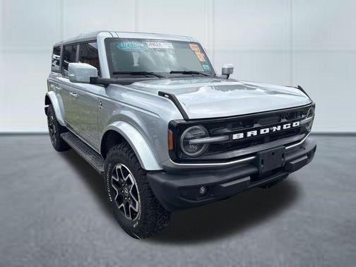 Iconic Silver Metallic 2024 Ford Bronco Outer Banks