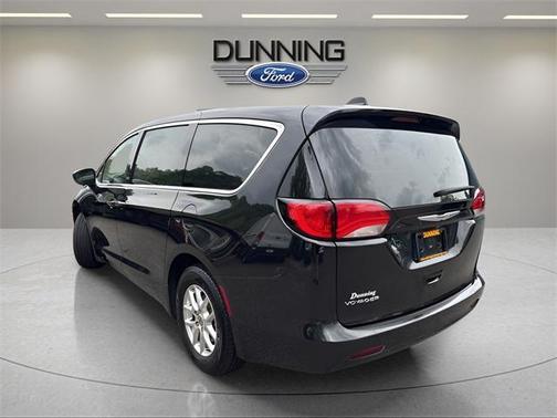 2022 Chrysler Voyager LX