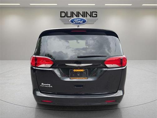 2022 Chrysler Voyager LX