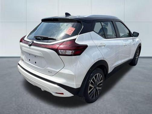 Aspen White/Super Black 2023 Nissan Kicks SV