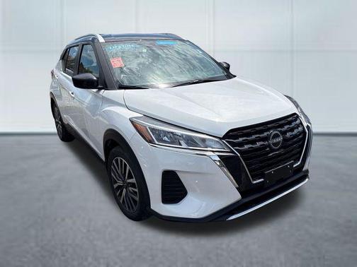 Aspen White/Super Black 2023 Nissan Kicks SV