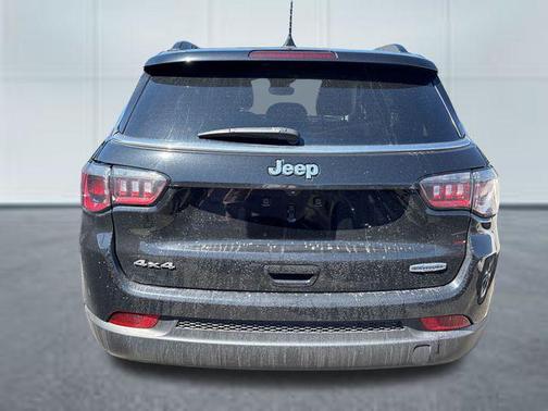 Diamond Black Crystal Pearlcoat 2022 Jeep Compass Latitude