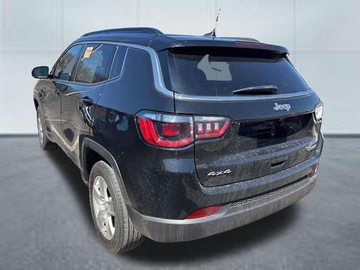 Diamond Black Crystal Pearlcoat 2022 Jeep Compass Latitude