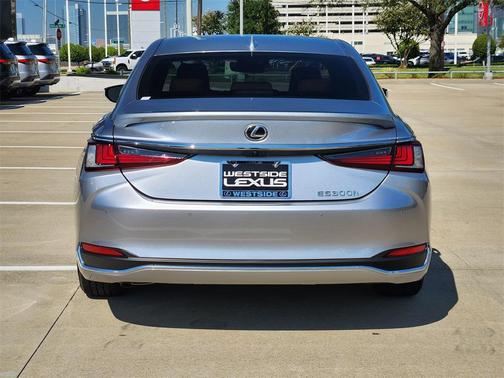 2025 Lexus ES 300h Luxury