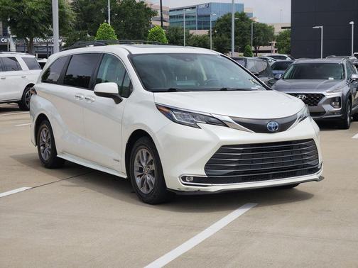 White 2021 Toyota Sienna XLE 8 Passenger